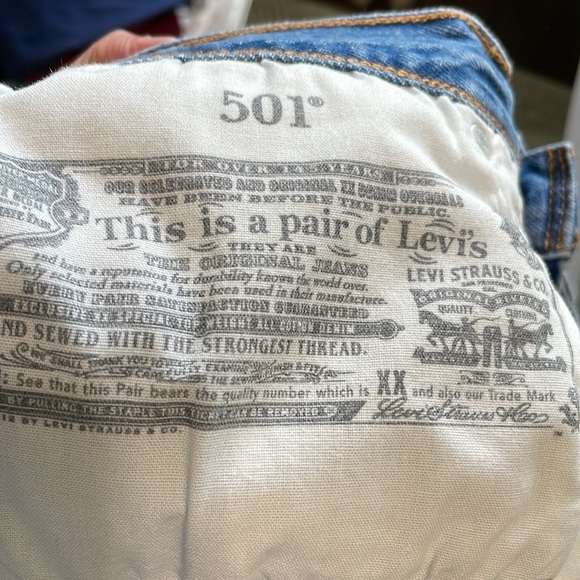 Levi's 501 NWOT Button Up Medium Wash Fringe High Rise Denim Shorts Size 28 - Picture 5 of 7